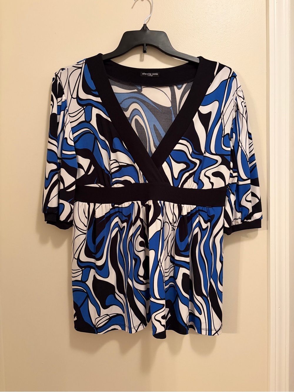 cha cha vente Y2k Blue Black White Abstract V-Neck Tunic Top